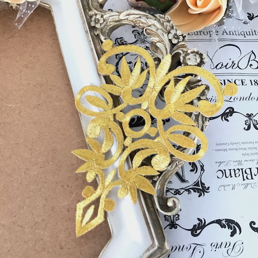 アイロン接着できるゴールドのアブストラクトの刺繍ワッペンモチーフです ゴールド モチーフ 至上 ワッペン アイロン用 貼り付け ハンドメイド パーツ 衣装 アップリケ レオタード 倉